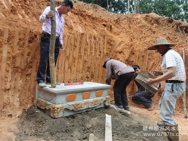 赤峰市陈荣昌广东陆丰点虎形王字穴